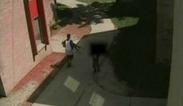 Video: Suýt bị bắt cóc khi đang chơi trước sân nhà