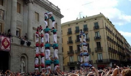 Xem dựng tháp người 9 tầng cao nhất thế giới