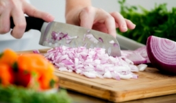 Video: Mẹo xắt hành không cay mắt với 20 lần ấn dao