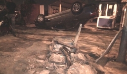 Xe Camry hất văng tủ điện, nằm ngửa trên vỉa hè