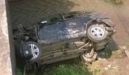 Va chạm với container xe chở Phó phòng CSGT rơi xuống suối