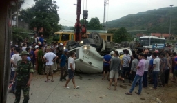  Xe container lật ngửa giữa đường, tài xế và phụ xe đập cửa cabin kêu cứu