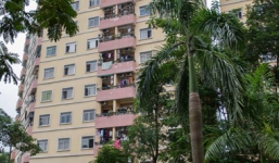 Bé trai bị rơi khi chơi ở lan can chung cư cao tầng