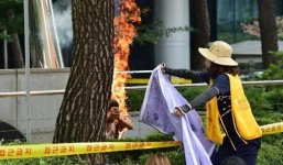 Video: Cụ ông tự thiêu trước Đại sứ quán Nhật ở Hàn Quốc