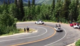 Cua-rơ đâm trực diện vào ô tô khi đang ôm cua