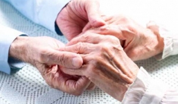 Bà mẹ 92 tuổi đoàn tụ con sau 70 năm thất lạc vì chiến tranh