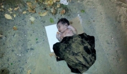 Mẹ đẻ rơi trong nhà vệ sinh và vứt con vào thùng rác 