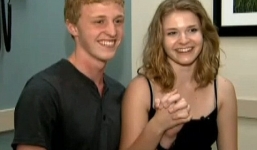 Video: Bị sét đánh, cặp đôi thoát chết nhờ nắm chặt tay nhau