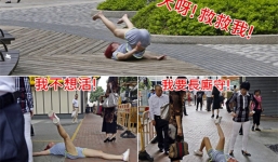 Nằm vật ra đường ăn vạ khi bị bạn trai nhắn tin chia tay