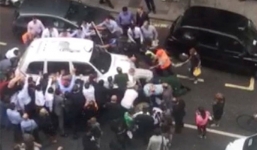 Video: 30 người đi đường nâng taxi cứu cô gái bị mắc kẹt dưới gầm