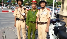 Giải cứu một phụ nữ định nhảy sông Tô Lịch tự vẫn