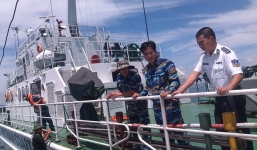 Tàu cảnh sát biển cứu hộ 7 ngư dân trôi dạt trên biển