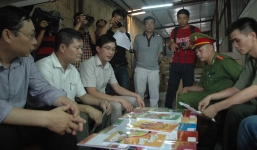 Video: Đột nhập kho chứa sách lậu lớn nhất ở Việt Nam