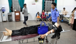 Xe khách tông xe tải, 10 người đi cấp cứu