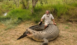 Video: Xem 'thổ dân chân trần' ung dung cưỡi cá sấu khổng lồ