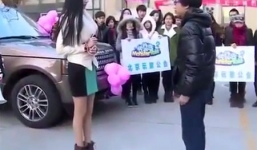 Đại gia chơi trội mang 20 siêu xe, máy bay đi cầu hôn