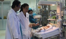 Bé sơ sinh bị đâm vào đầu sức khỏe tiến triển tốt