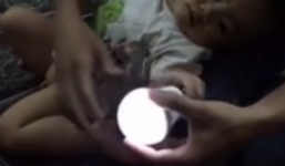 Xôn xao clip bé trai ở Thanh Hóa có khả năng phát sáng bóng đèn?