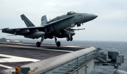 Chiến đấu cơ Mỹ bốc cháy ngay trên tàu sân bay