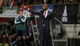 Sau vụ ẩu đả, cựu sao Man City tuyên bố từ chức HLV Costa Rica