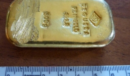 Đi bơi, thiếu nữ nhặt được miếng vàng nửa kg