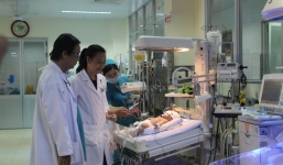 Giây phút gặp gỡ lặng lẽ của mẹ và cháu bé 11 ngày tuổi bị đâm