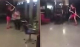Video: Người phụ nữ vác búa đến “tấn công” salon tóc vì bị làm hỏng