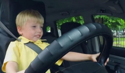 Kì lạ cậu bé 3 tuổi 'được thuê làm tài xế taxi'