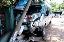 Ôtô khách tông thiếu niên văng 25 m, đâm gãy trụ đèn 