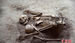 Phát hiện bộ xương mẹ ôm con 4000 năm