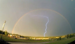 Thích thú trước video sét đánh xung quanh cầu vồng