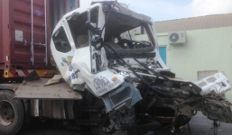 Xe container bẹp dúm sau khi gây tai nạn