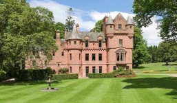 Taylor Swift mua lâu đài trăm tỷ gần nhà bạn trai?