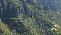 Thót tim với 'màn diễn xiếc' đi trên dây qua hai vách núi cao 290m