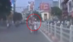 Cảnh sát lao ra dừng xe cô gái, cả hai cùng ngã nhào xuống đường