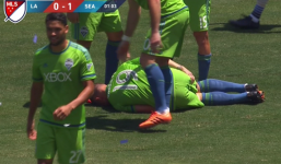 Video: 'Quá nhọ' cho tiền đạo của Seattle khi ghi bàn ở phút đầu tiên