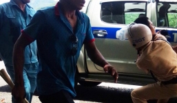 CSGT quật ngã nhóm côn đồ tấn công tài xế xe tải 