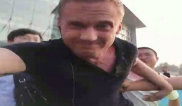 Đưa tin về vụ nổ ở Trung Quốc, phóng viên CNN bị tấn công