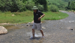 Thiếu tướng Hồ Sỹ Tiến đến hiện trường vụ thảm sát ở Yên Bái