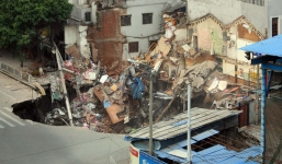 Video: Hố tử thần 'nuốt chửng' công trường xây dựng ở Trung Quốc