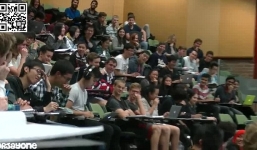 Nam sinh muối mặt vì xem 'phim người lớn' giữa lớp quên cắm tai nghe