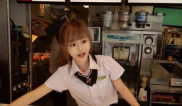 Nữ nhân viên phục vụ McDonald gây sốt vì quá xinh đẹp