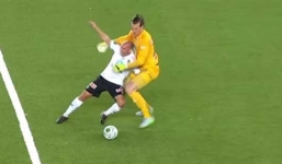 Video: Thủ môn mắc lỗi ngớ ngẩn và phải nhận thẻ đỏ trực tiếp