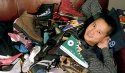 Tỷ phú thế giới sống trong xe kéo, đi giày rách