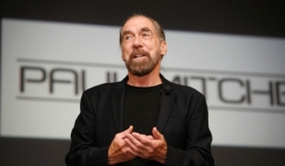 Tỷ phú vô gia cư lập nghiệp với 700 USD