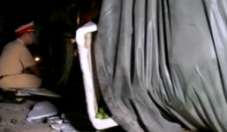 Video: Xe tải chở chanh lật, chắn nửa đường tàu tại Hà Nam