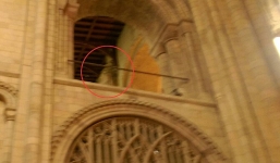 Xôn xao bức ảnh 'bóng ma' giám mục trong nhà thờ cổ ở Anh