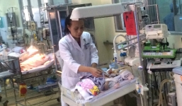 Bé trai 11 tháng tuổi bị đâm đã không cần thở bằng máy