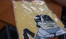 Cô giáo  Lê Na tặng áo in hình bọ cạp cho tất cả học viên