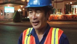 Anh lao công nghèo trả lại hơn 1.000 USD nhặt được